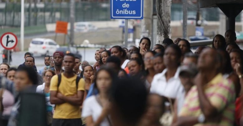 Transporte intermunicipal em Feira é afetado por paralisação parcial de rodoviários em Salvador 750 onibus ponto de onibus 201851682356696 780x405 - Transporte intermunicipal em Feira é afetado por paralisação parcial de rodoviários em Salvador