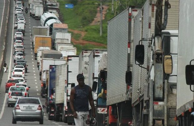 Associação de caminhoneiros pede fim dos bloqueios nas rodovias Caminhoneiros 620x405 - Associação de caminhoneiros pede fim dos bloqueios nas rodovias