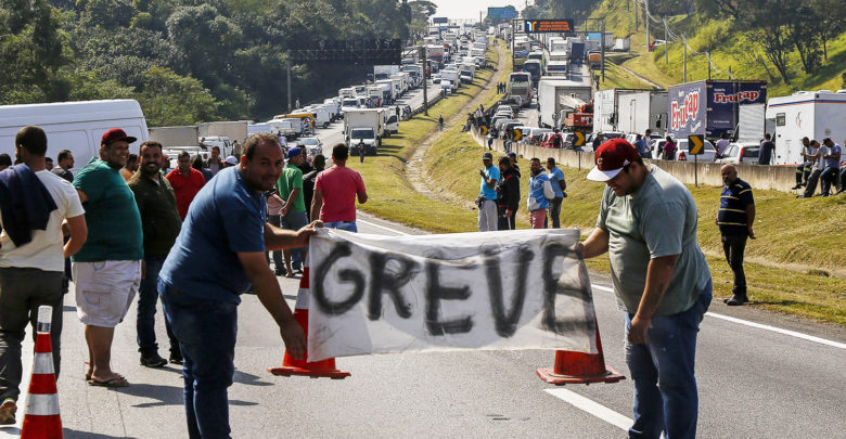 87% dos brasileiros apoiam greve dos caminhoneiros, diz Datafolha brasil greve caminhoneiros 20180524 0020 copy 780x405 - 87% dos brasileiros apoiam greve dos caminhoneiros, diz Datafolha