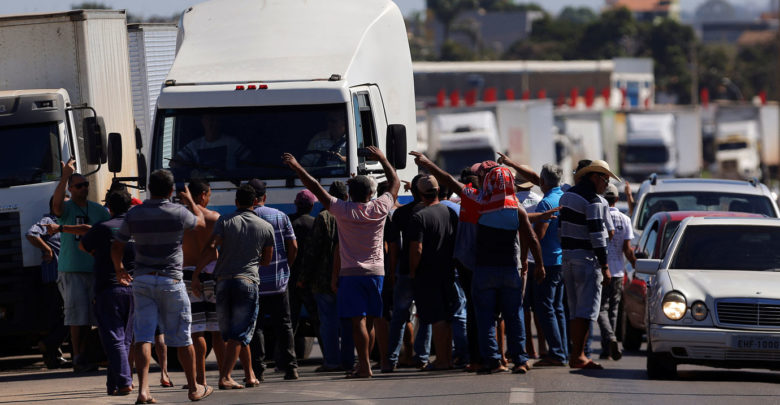 Caminhoneiros voltam para casa, mas alguns protestos isolados sobrevivem na Bahia caminhoneiros protestam 780x405 - Caminhoneiros voltam para casa, mas alguns protestos isolados sobrevivem na Bahia