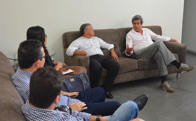 Feira de Santana poderá implantar centro para tratar lesões ósseas na anemia falciforme colbert reunião 653x405 - Feira de Santana poderá implantar centro para tratar lesões ósseas na anemia falciforme