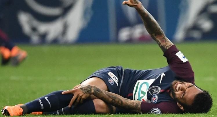 Daniel Alves sofre lesão no ligamento do joelho direito e corre risco de não ir à Copa daniel 748x405 - Daniel Alves sofre lesão no ligamento do joelho direito e corre risco de não ir à Copa