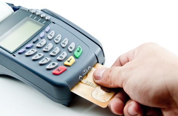 Crediário e cartão de crédito são os principais vilões da inadimplência máquina de cartão de crédito 619x405 - Crediário e cartão de crédito são os principais vilões da inadimplência