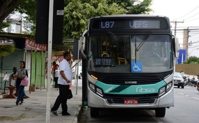 Prefeitura de Feira de Santana decide reduzir a frota de ônibus com a crise de abastecimento onibus rosa 653x405 - Prefeitura de Feira de Santana decide reduzir a frota de ônibus com a crise de abastecimento