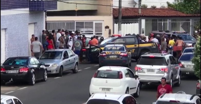 Perseguição a suspeitos por ruas de Feira de Santana termina com dois presos em carro roubado perseguição policial 780x405 - Perseguição a suspeitos por ruas de Feira de Santana termina com dois presos em carro roubado