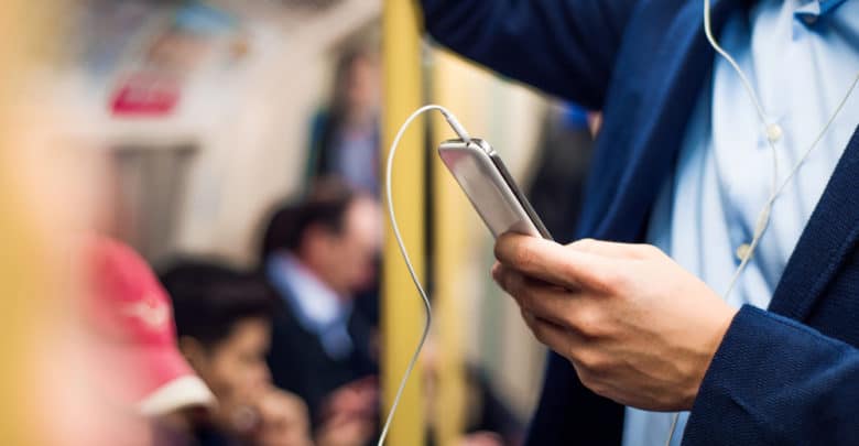 Meu celular é pirata? Como saber se o seu aparelho será bloqueado no Brasil pessoa usando celular transporte publico 780x405 - Meu celular é pirata? Como saber se o seu aparelho será bloqueado no Brasil