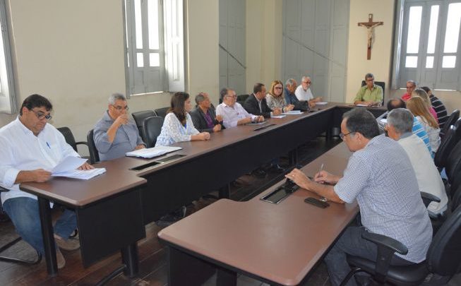 Prefeito Colbert Martins vê quadro "sob controle" e mantém aulas na rede municipal para esta terça reuniao 3 653x405 - Prefeito Colbert Martins vê quadro "sob controle" e mantém aulas na rede municipal para esta terça