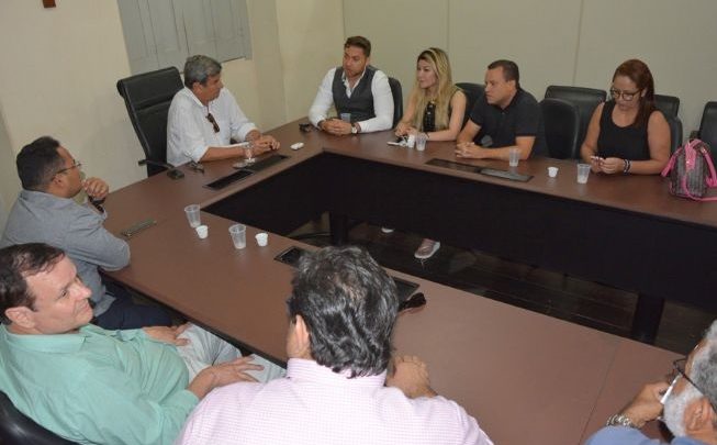 Prefeito Colbert Martins faz reunião de emergência para discutir efeitos da falta de combustíveis reunião com colbert 653x405 - Prefeito Colbert Martins faz reunião de emergência para discutir efeitos da falta de combustíveis