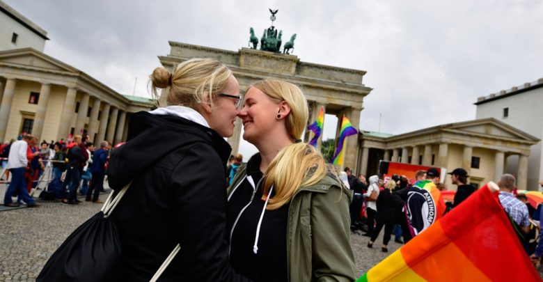 Alemanha pede perdão aos homossexuais pela perseguição nazi e judicial kiss 2 780x405 - Alemanha pede perdão aos homossexuais pela perseguição nazi e judicial