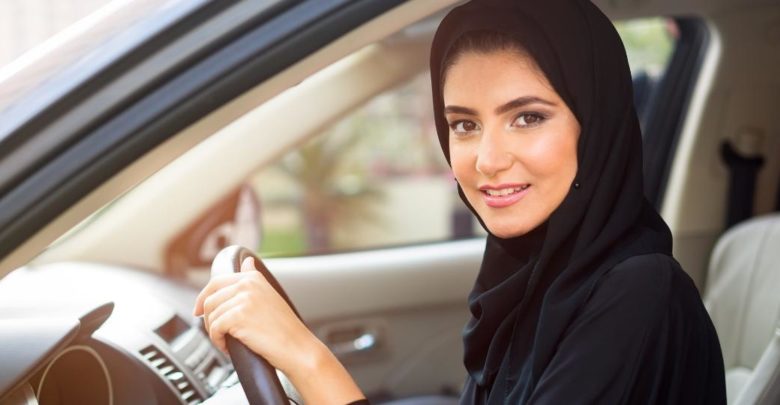 Último país que proibia mulheres de dirigir, Arábia Saudita começa a expedir carteira de motorista para elas mulher arabe dirigindo 1520274003222 v2 1170x540 780x405 - Último país que proibia mulheres de dirigir, Arábia Saudita começa a expedir carteira de motorista para elas