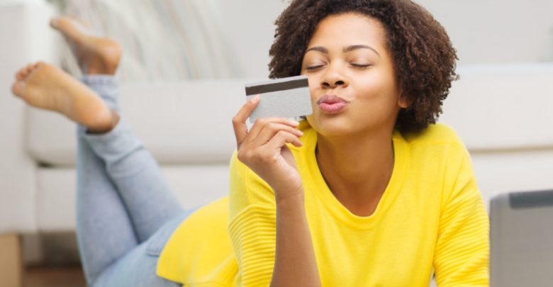 Bancos deixam de cobrar taxas sobre cartão de crédito para atrair clientes mais jovens 53893325 l mulher deitada segurando cartao de credito 1140x500 780x405 - Bancos deixam de cobrar taxas sobre cartão de crédito para atrair clientes mais jovens