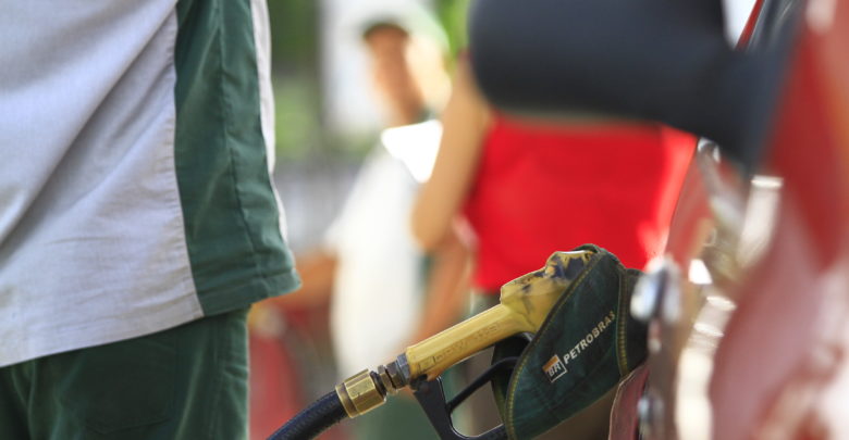 Petrobras reduz preço da gasolina nas refinarias para R$ 2,03 gasolina 780x405 - Petrobras reduz preço da gasolina nas refinarias para R$ 2,03