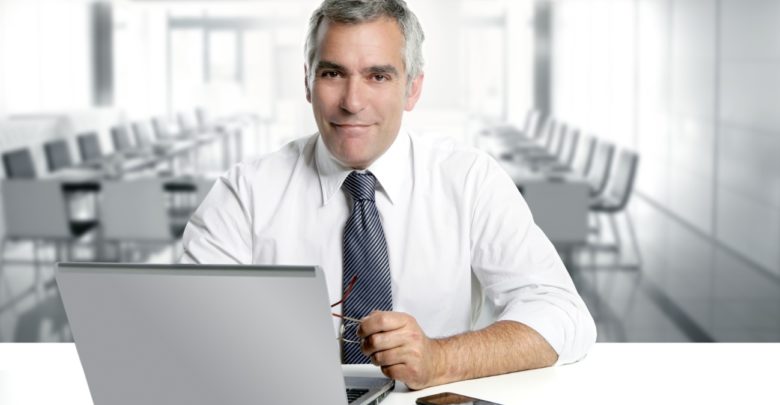 Microempreendedor brasileiro é homem, jovem e sem faculdade, revela pesquisa microempreendedor individual homem co computador 780x405 - Microempreendedor brasileiro é homem, jovem e sem faculdade, revela pesquisa