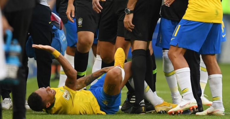 Brasileiros invadem perfil de Layún após pisão em Neymar: 'Vai para casa' neymar se contorce apos jogada com chicharito 1530545751811 v2 900x506 780x405 - Brasileiros invadem perfil de Layún após pisão em Neymar: 'Vai para casa'