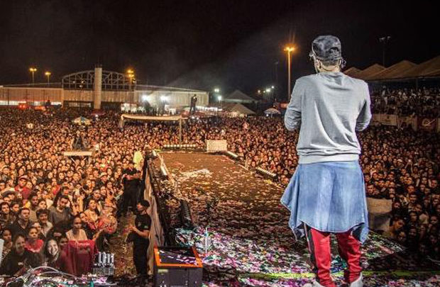 Palco do show de Luan Santana pega fogo nesta madrugada! Veja o vídeo! show 620x405 - Palco do show de Luan Santana pega fogo nesta madrugada! Veja o vídeo!