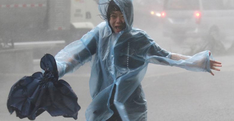 Tufão Mangkhut chega à China após deixar dezenas de mortos nas Filipinas 2018 09 16t034917z 802554320 rc1edcea00c0 rtrmadp 3 asia storm 780x405 - Tufão Mangkhut chega à China após deixar dezenas de mortos nas Filipinas