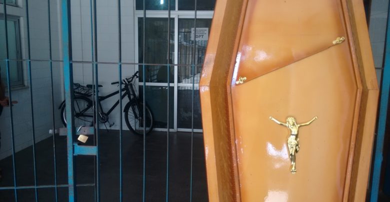 Colisão de veículo em árvore mata jovem em Feira de Santana caixão 780x405 - Colisão de veículo em árvore mata jovem em Feira de Santana