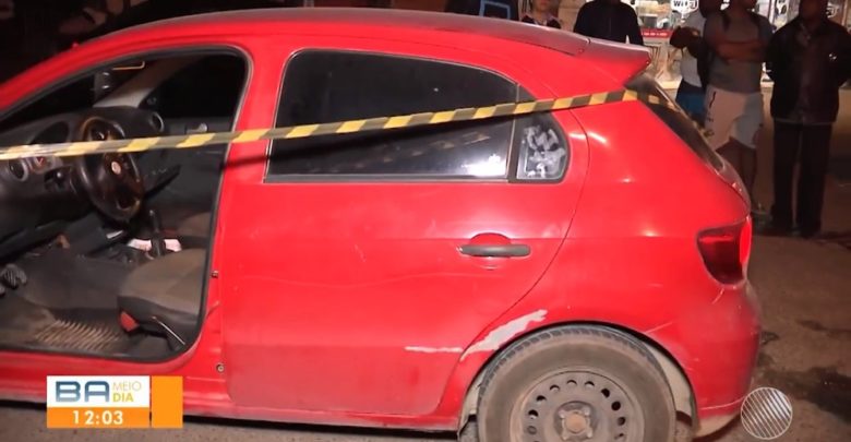 Homem é encontrado morto com marcas de tiros no banco traseiro de carro corpo no carro 780x405 - Homem é encontrado morto com marcas de tiros no banco traseiro de carro
