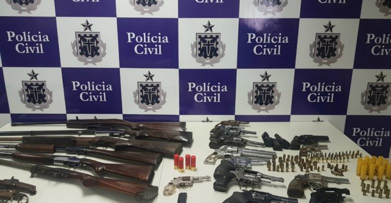 Suspeitos de tráfico de drogas são presos com mais de 50 armas em Feira de Santana operacao 1 armas 780x405 - Suspeitos de tráfico de drogas são presos com mais de 50 armas em Feira de Santana
