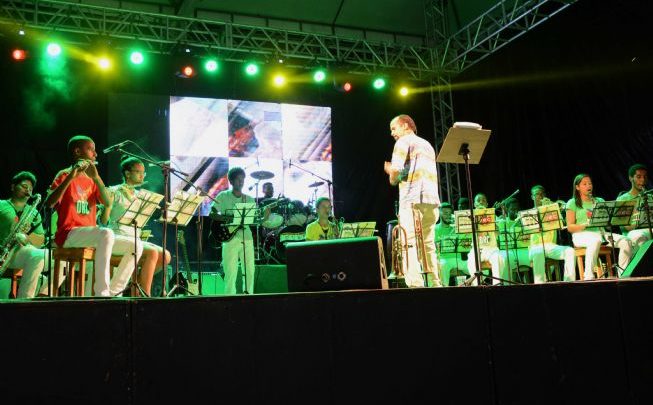 Orquestra Reggae de Cachoeira homenageia conterrâneos os Tincoãs apresentação orquestra 653x405 - Orquestra Reggae de Cachoeira homenageia conterrâneos os Tincoãs