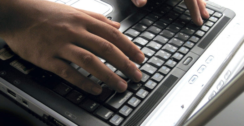 Estudo aponta que 7 em cada 10 brasileiros só leem os títulos da notícias laptop 780x405 - Estudo aponta que 7 em cada 10 brasileiros só leem os títulos da notícias