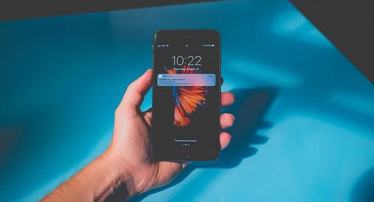 Usuários reclamam mudanças de horário nos smartphones smartphone horário 748x405 - Usuários reclamam mudanças de horário nos smartphones