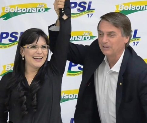 Professora Dayane Pimentel poderá disputar a prefeitura de Feira em 2020 Dayane e Bolsonaro 485x405 - Professora Dayane Pimentel poderá disputar a prefeitura de Feira em 2020
