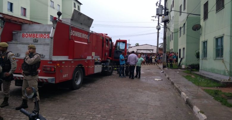 Morre mais uma vítima do incêndio em Feira de Santana bombeiros 780x405 - Morre mais uma vítima do incêndio em Feira de Santana