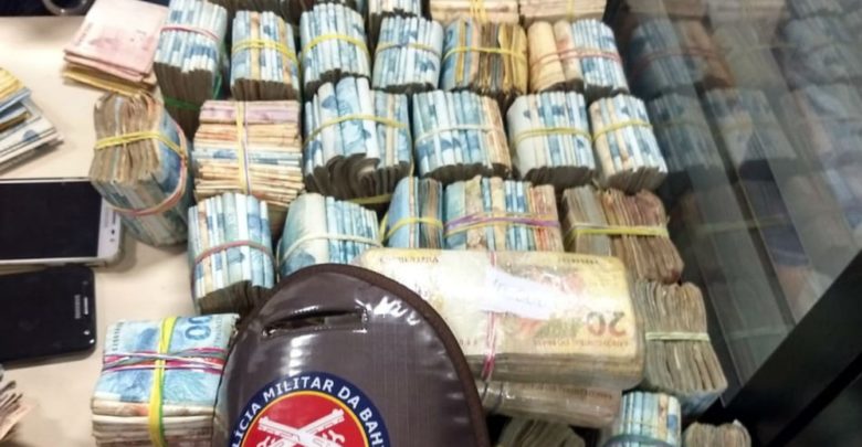 Polícia apreende R$ 364 mil com dupla dentro de táxi em Feira de Santana dinheiro sujo 780x405 - Polícia apreende R$ 364 mil com dupla dentro de táxi em Feira de Santana