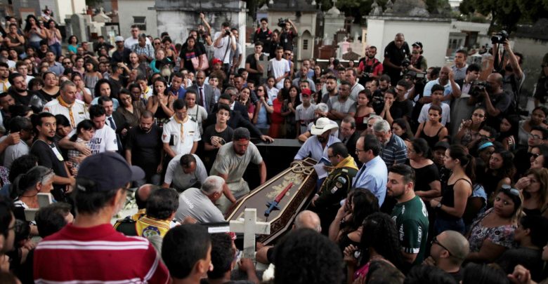 Adolescente suspeito de participar de planejamento do massacre de escola de Suzano se apresenta à Justiça enterro B0QqjSL 780x405 - Adolescente suspeito de participar de planejamento do massacre de escola de Suzano se apresenta à Justiça