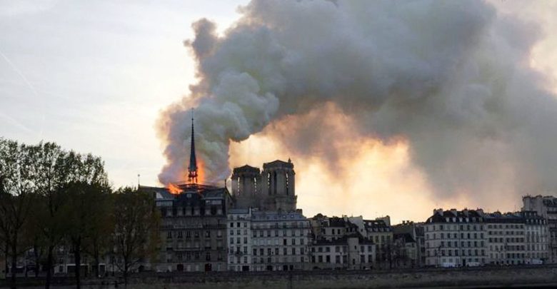 Incêndio atinge Catedral de Notre-Dame em Paris incendio notre dame 780x405 - Incêndio atinge Catedral de Notre-Dame em Paris