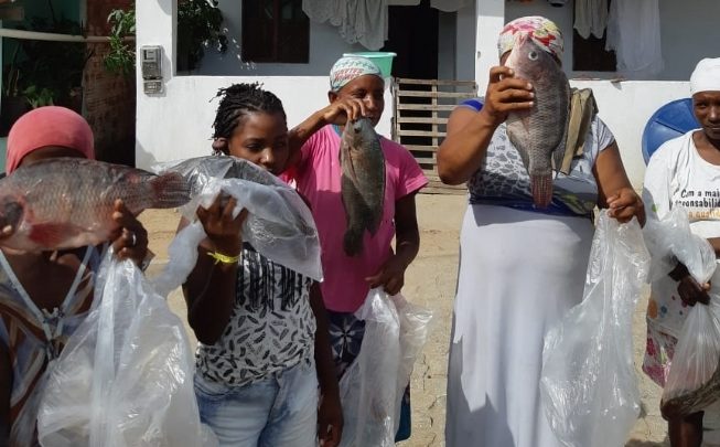 Famílias carentes de Jaguara surpreendidas ao receber peixes da Prefeitura de Feira peixe jaguara 653x405 - Famílias carentes de Jaguara surpreendidas ao receber peixes da Prefeitura de Feira