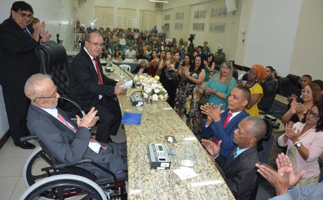 Ildes Ferreira é homenageado pela Casa da Cidadania de Feira 1652019121032 653x405 - Ildes Ferreira é homenageado pela Casa da Cidadania de Feira