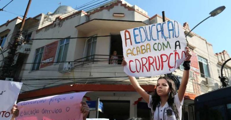 Estudantes e professores protestam e fazem greve contra cortes na educação AABoLzo 780x405 - Estudantes e professores protestam e fazem greve contra cortes na educação