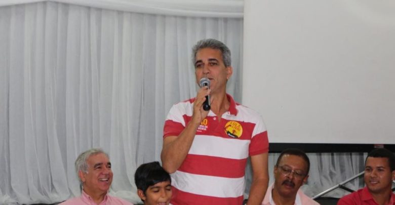 Robinson Almeida sugere estilo 'paz e amor' em campanha de Zé Neto em Feira ROBSON ALMEIDA 780x405 - Robinson Almeida sugere estilo 'paz e amor' em campanha de Zé Neto em Feira