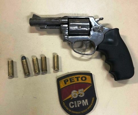 Policiais da 65ª CIPM apreendem arma de fogo e munições durante diligência no bairro Baraúnas revolver 485x405 - Policiais da 65ª CIPM apreendem arma de fogo e munições durante diligência no bairro Baraúnas