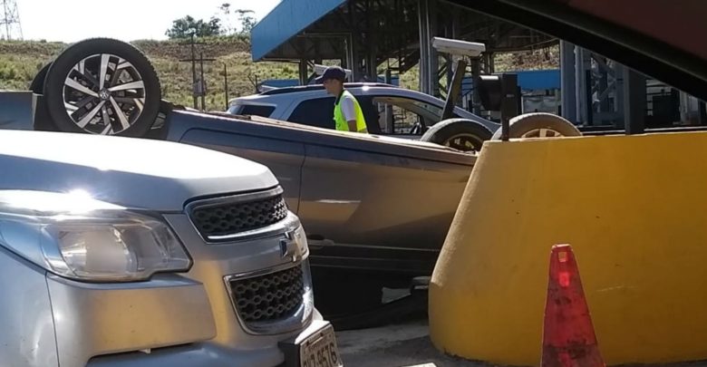 Carro bate em proteção de pedágio, capota e deixa três pessoas feridas na BR-324 whatsapp image 2019 01 05 at 15 cortada 780x405 - Carro bate em proteção de pedágio, capota e deixa três pessoas feridas na BR-324