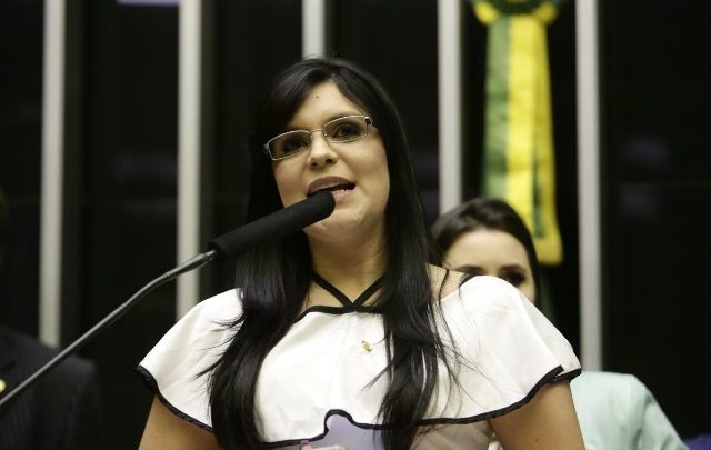 Professora Dayane diz que greve é fruto da falta de respeito do governador com policiais Dayane maio 2019 640x405 - Professora Dayane diz que greve é fruto da falta de respeito do governador com policiais