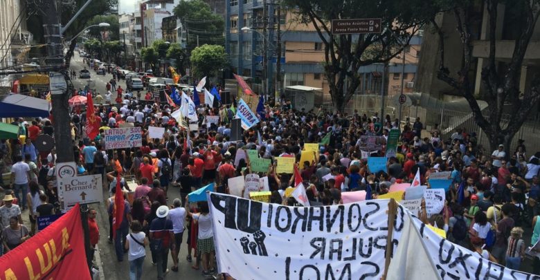 Cidades brasileiras têm atos em defesa da educação e contra a reforma da Previdência SALVADOR PROTESTO 780x405 - Cidades brasileiras têm atos em defesa da educação e contra a reforma da Previdência