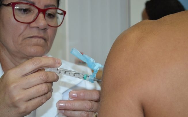 Feira de Santana afetada por desabastecimento nacional de vacinas e soro antirrábico Vacinação 653x405 - Feira de Santana afetada por desabastecimento nacional de vacinas e soro antirrábico