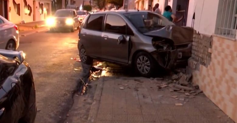 Idosa de 72 anos morre após passar mal e bater carro em outro veículo e em fachada de casa na Bahia foto5 780x405 - Idosa de 72 anos morre após passar mal e bater carro em outro veículo e em fachada de casa na Bahia