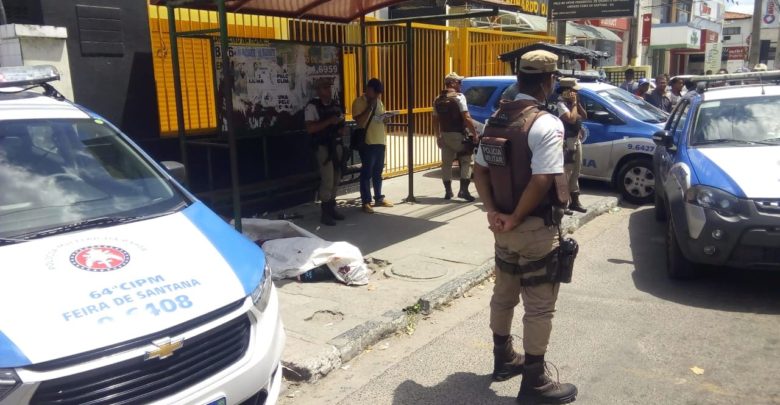Homem é assassinado a tiros em ponto de ônibus no centro de Feira de Santana morto 780x405 - Homem é assassinado a tiros em ponto de ônibus no centro de Feira de Santana