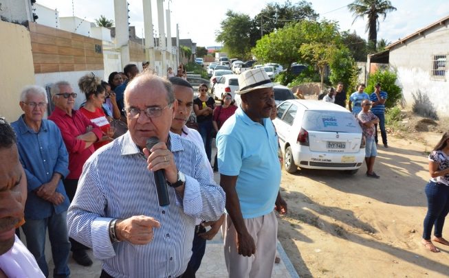 Moradores da Lagoa Salgada comemoram pavimentação de importantes vias do bairro Zé Carneiro anuncio de obras 653x405 - Moradores da Lagoa Salgada comemoram pavimentação de importantes vias do bairro
