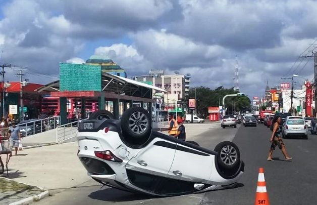 Carro invade sinal vermelho, bate em outro, sobre meio fio e capota em Feira de Santana carro capotado 628x405 - Carro invade sinal vermelho, bate em outro, sobre meio fio e capota em Feira de Santana