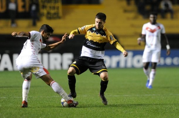 Vitória empata com o Criciúma fora de casa e fica fora do Z4 da Série B criciuma e vitoria empatam no heriberto hlse 610x405 - Vitória empata com o Criciúma fora de casa e fica fora do Z4 da Série B